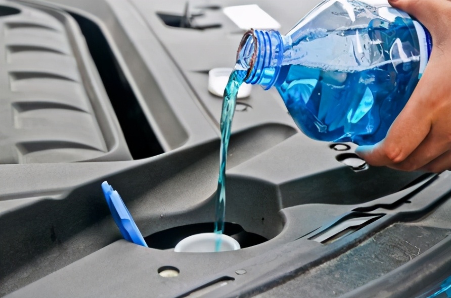 玻璃水被冻住对车有什么损害,玻璃水冻住了加酒精行吗