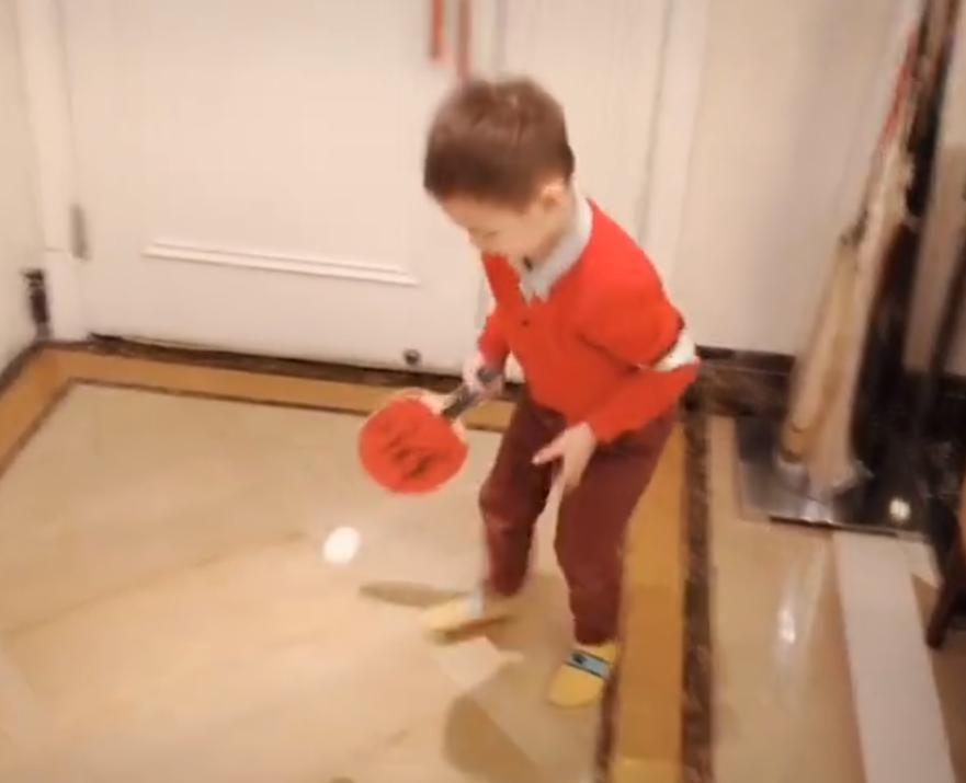 谢杏芳带儿子户外打网球,谢杏芳带孩子看林丹练球