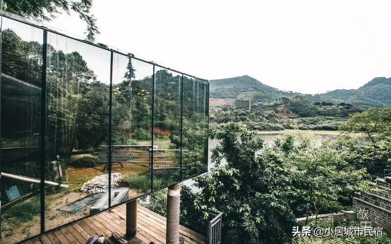 组队去火爆的玻璃屋民宿，星空下围炉火锅烧烤，唱k麻将，放烟花