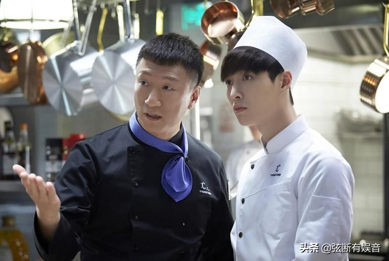 张艺兴井柏然央视主持人采访,张艺兴暖心的细节