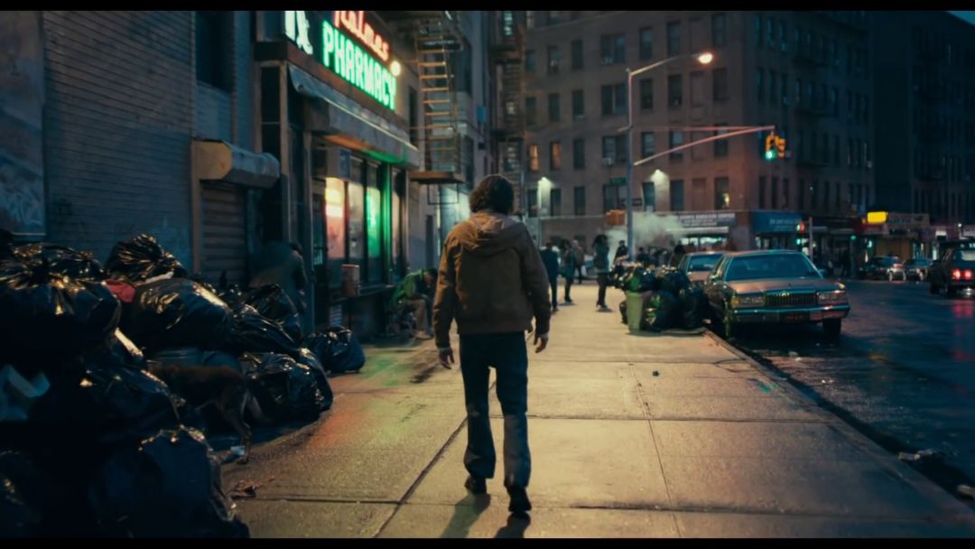 小丑口碑大爆豆瓣评分9,dc新片小丑首曝预告风格黑暗