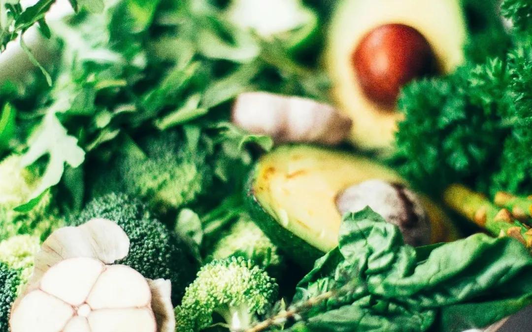 喝酒可以帮助提高睡眠质量,晚上喝酒前吃什么能让睡眠好