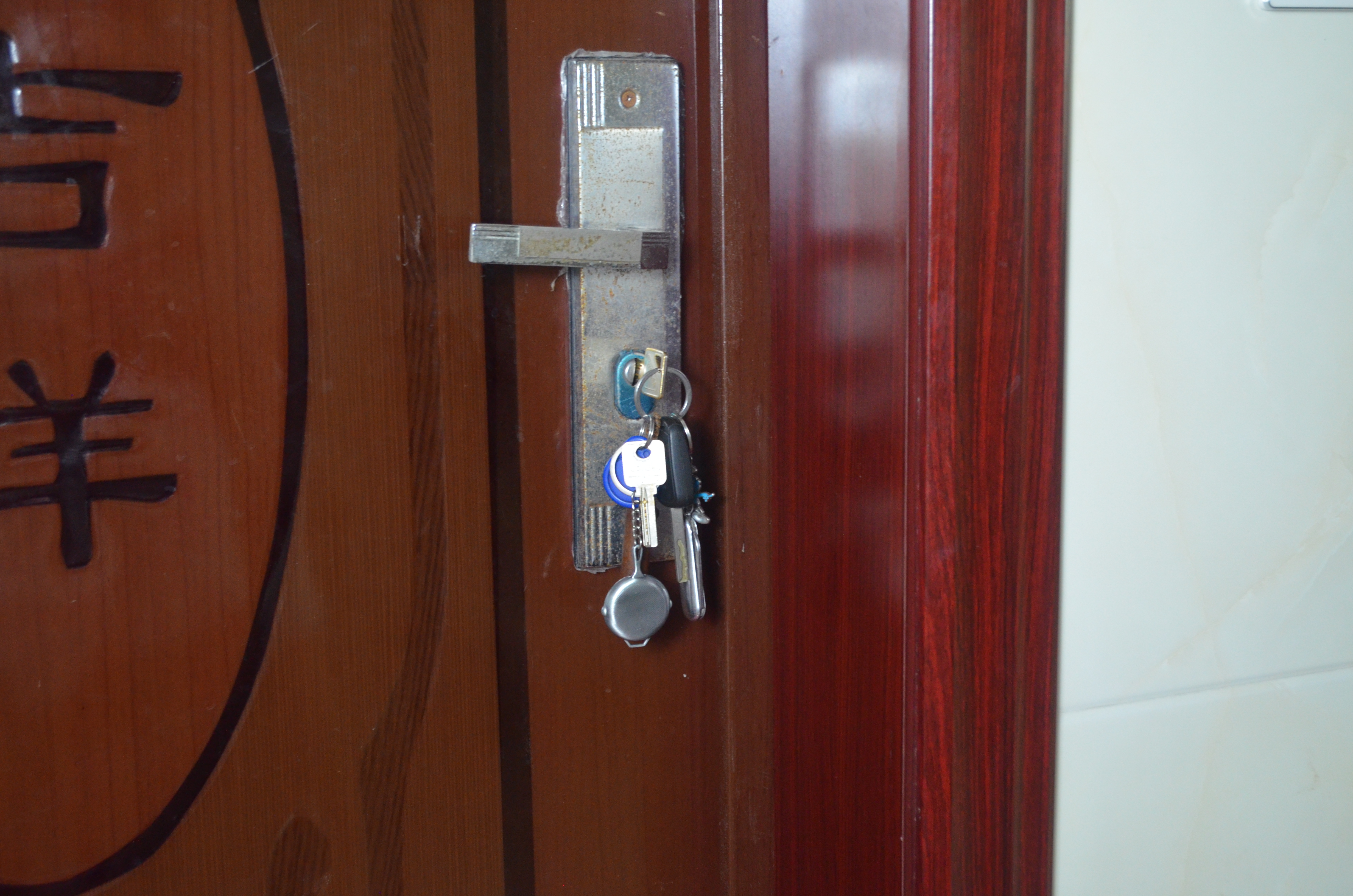 睡觉时在门上插一把钥匙的作用,睡觉前把钥匙插在门上有什么作用