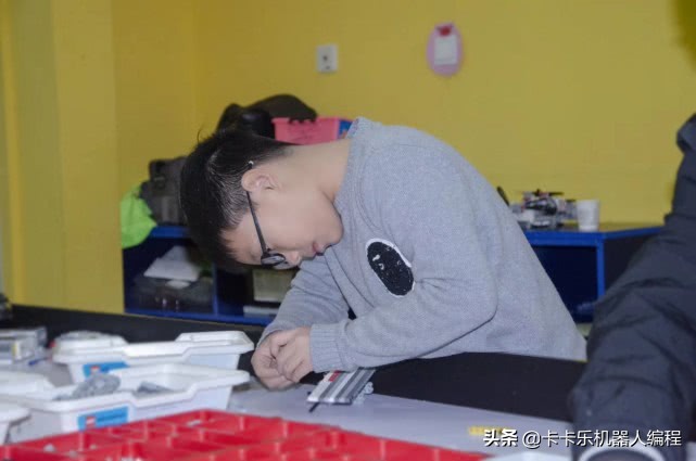 小孩乐高课程和机器人编程,怎么用乐高做一个大脑机器人