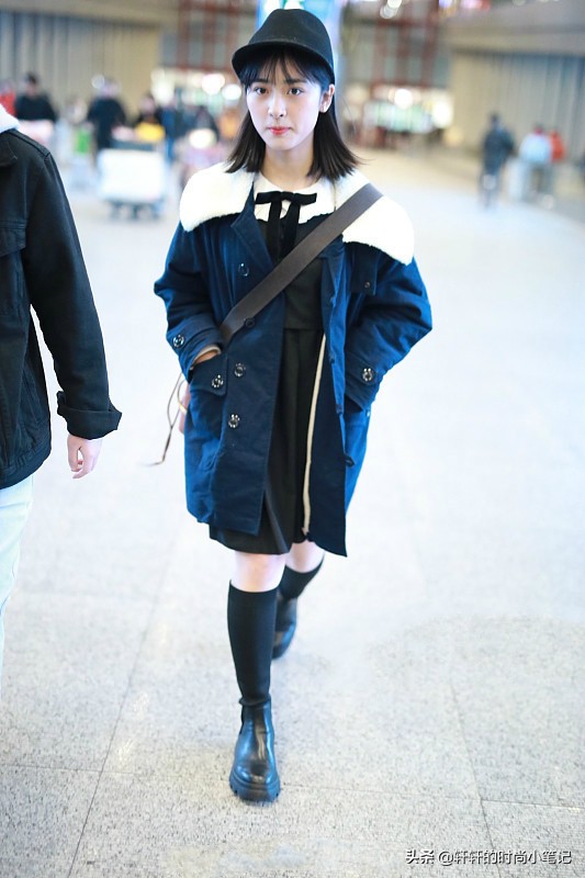 沈月黑色西装长筒袜,沈月机场穿高筒袜视频