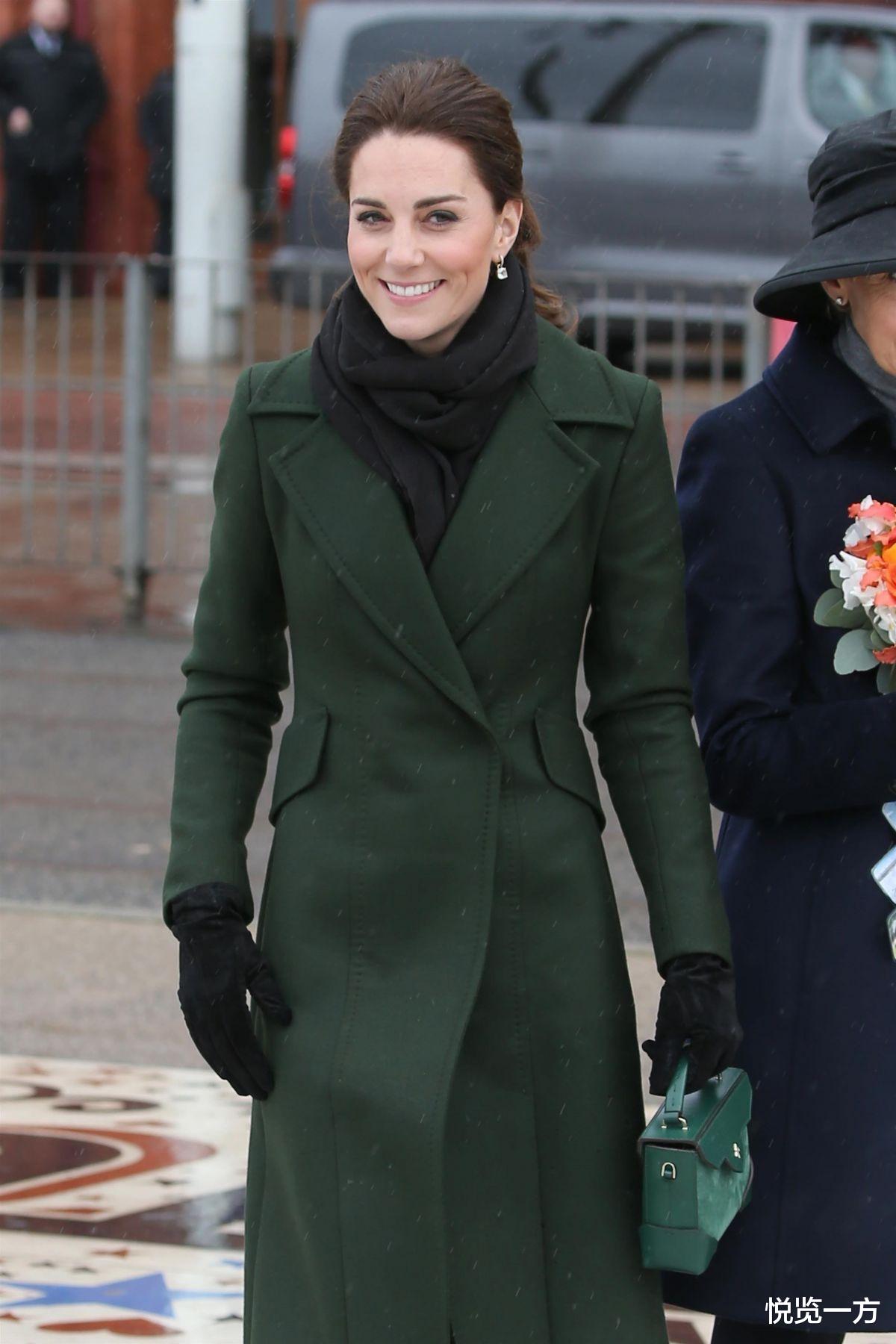 冬季围巾怎么搭配才保暖又时髦,凯特王妃系红色波点围巾