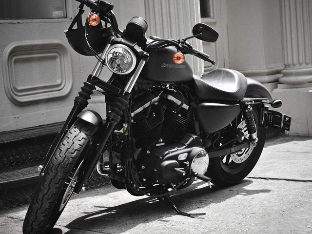 运动巡航车——哈雷883，V型双缸发动机、皮带传动，独具魅力