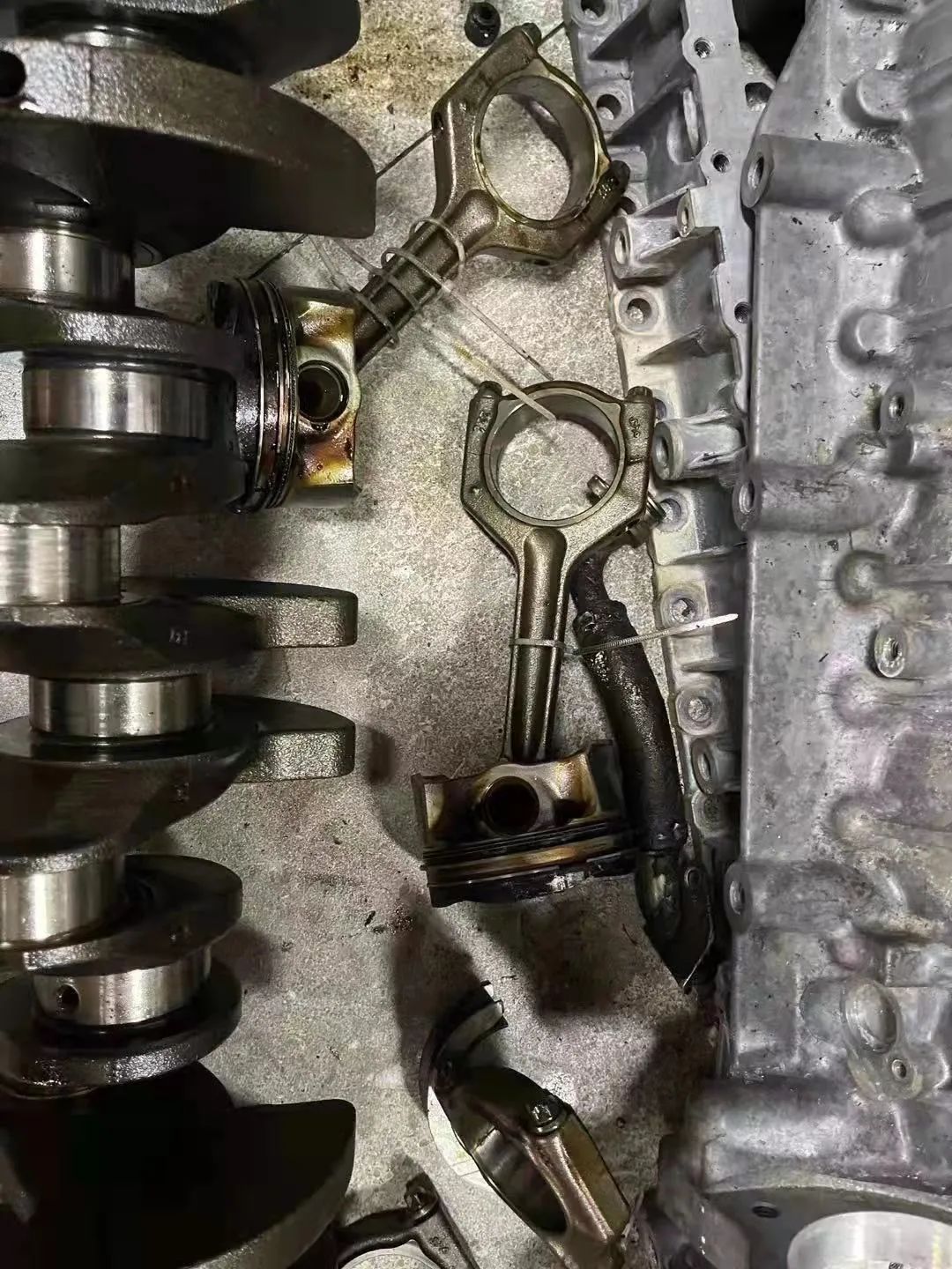 如何知道发动机拉缸拉瓦了,拉缸跟爆瓦是怎么造成的