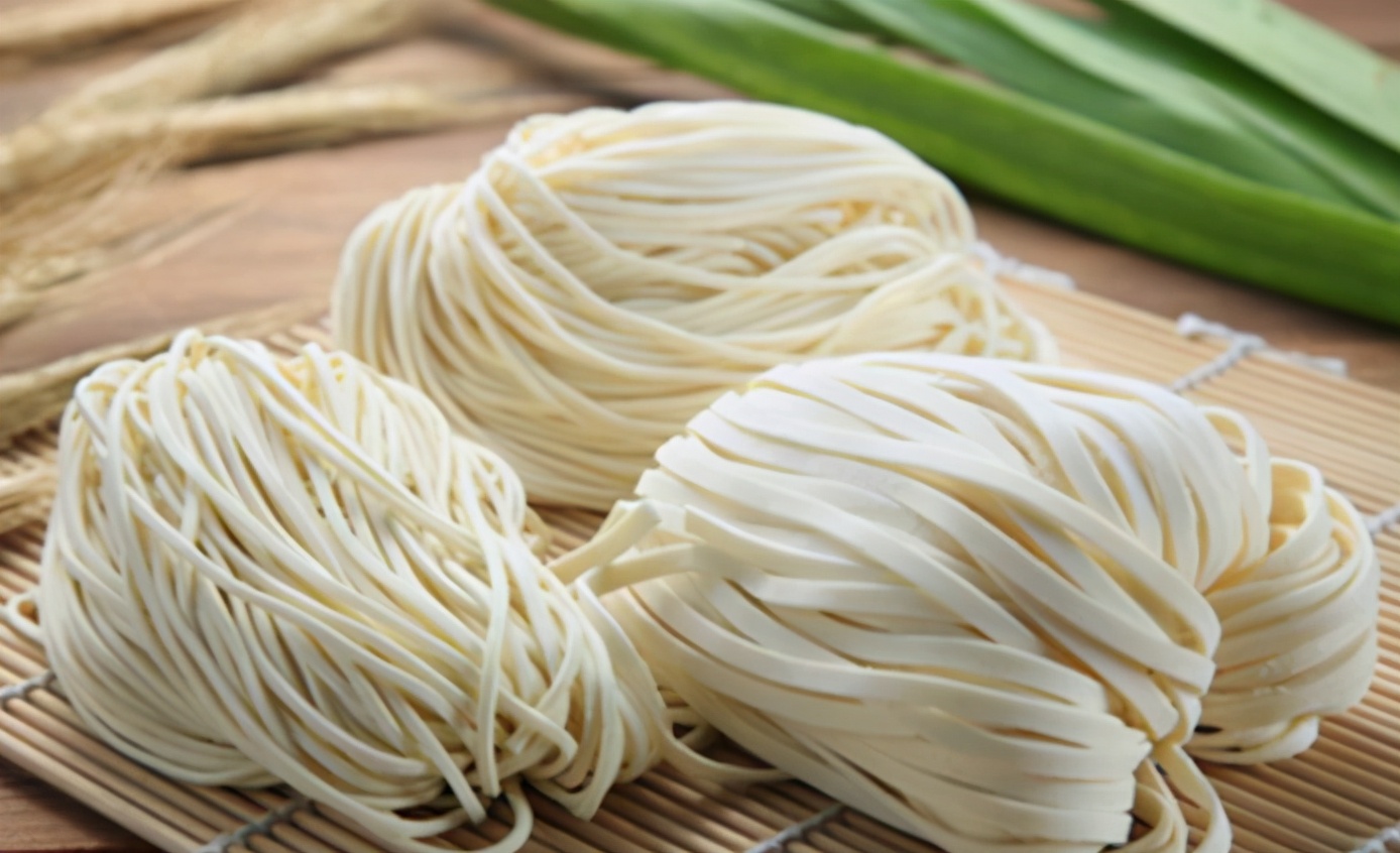 煮面条筋道的绝密配方,面馆老板制作鲜面条的视频