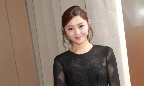 易烊千玺颁奖典礼与前辈互动,易烊千玺周杰伦比赛现场看谁会赢