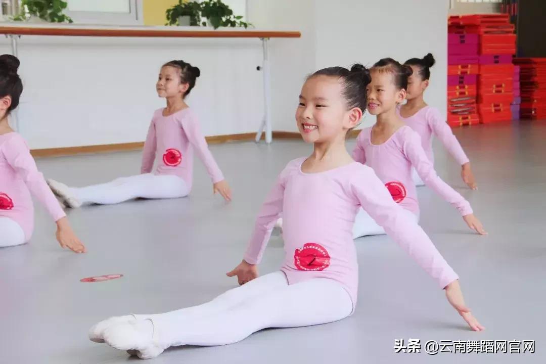 感谢妈妈陪我学舞蹈,妈妈让我学舞蹈