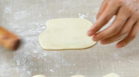 如何用烤箱烤芝麻烧饼,老北京麻酱芝麻烧饼的烤箱做法