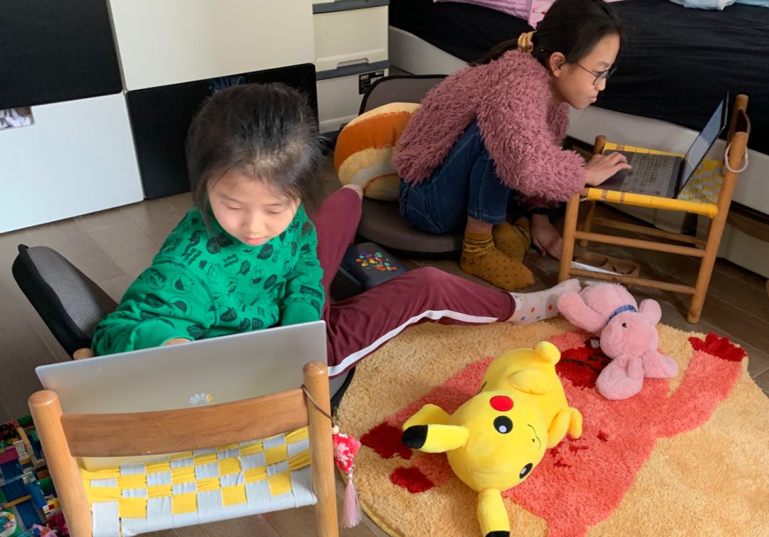 两个小孩给妈妈做大餐,两个女孩给爸妈做饭