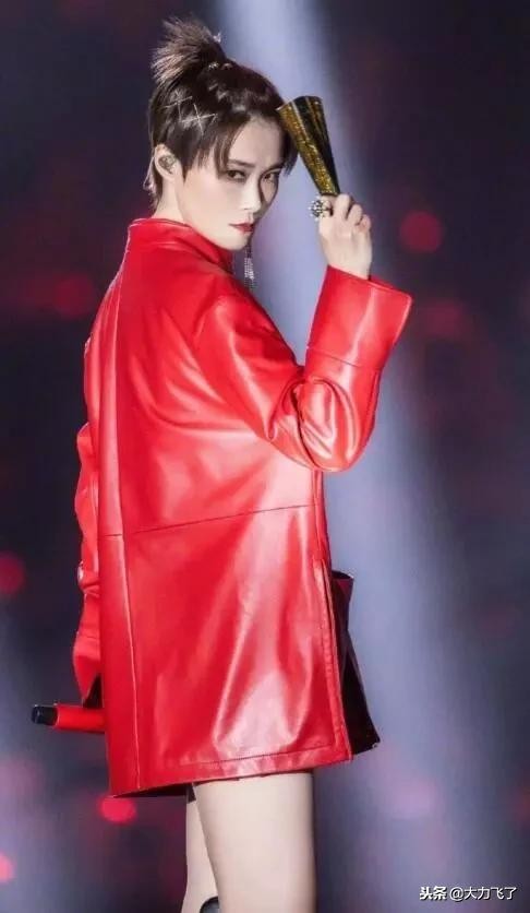 李宇春现场头戴面具,李宇春最新裙装