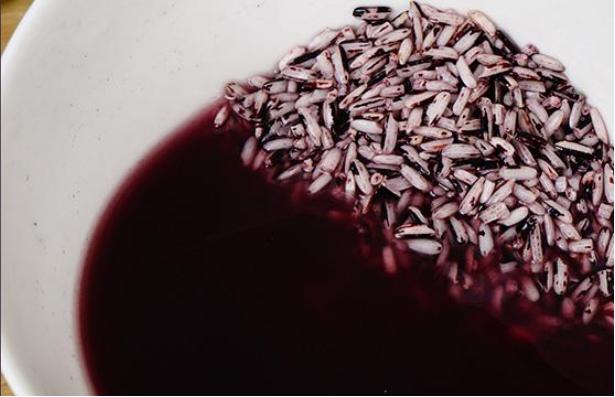 紫米洗了变白色正常吗,紫米洗后米变白色是染色的吗