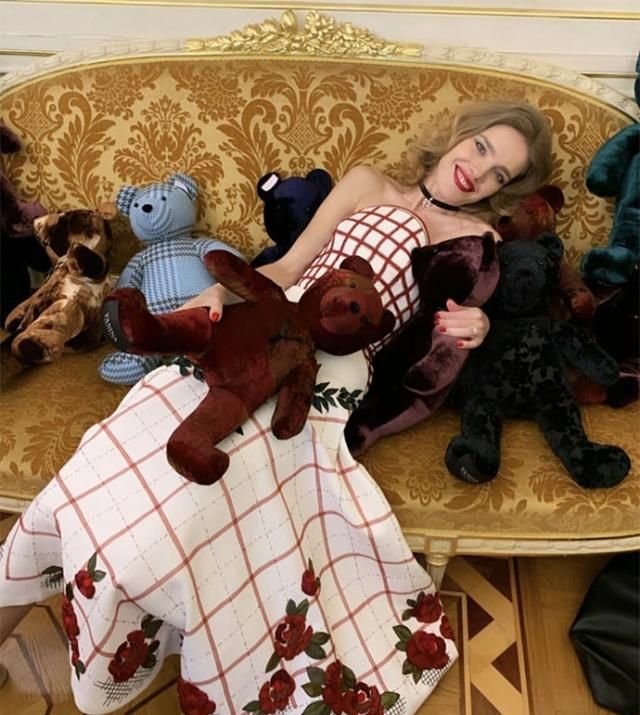 戛纳之后LV太子妃又美了！烫卷发涂红唇穿花裙，高贵感不输王妃