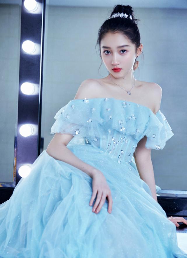 关晓彤芭比粉西装造型,关晓彤成为明星的视频