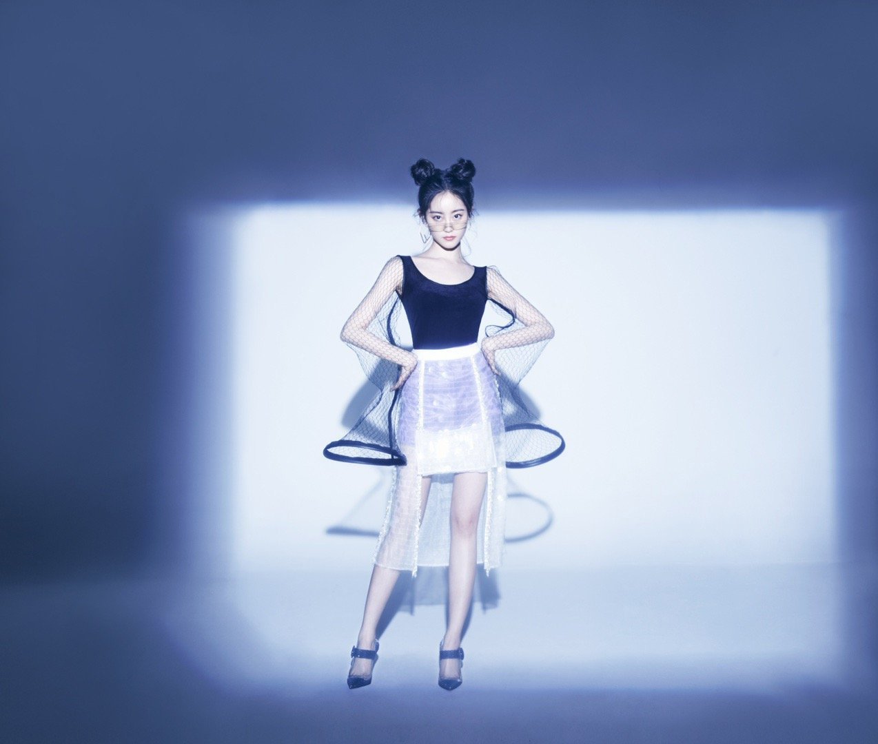 她是杨幂旗下小花，今穿拼接渔网衫配短裙，扎双丸子头少女感爆棚