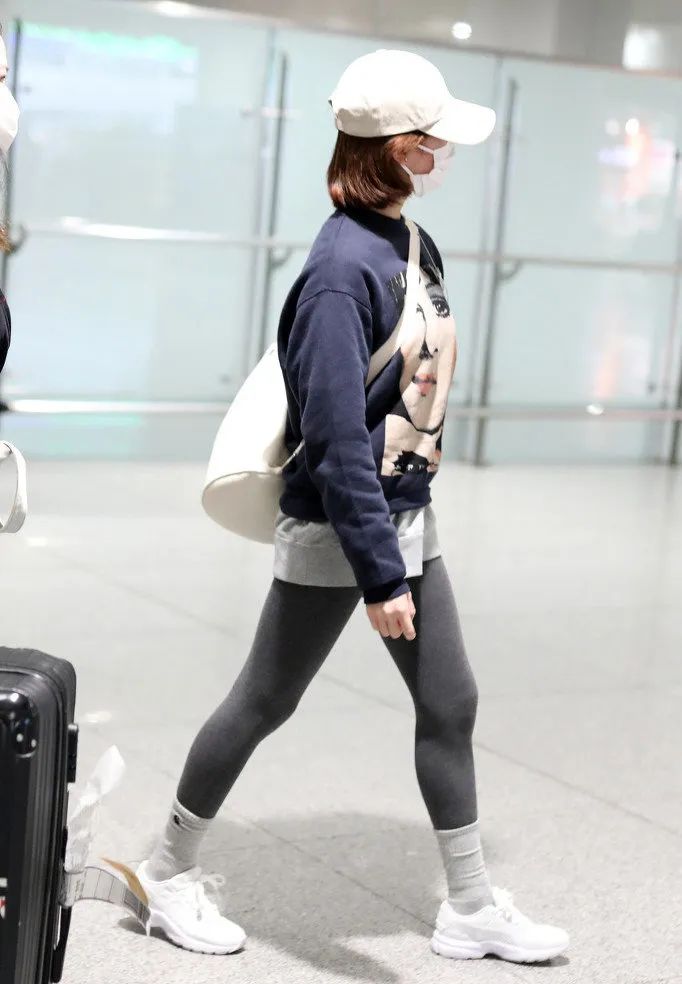 防疫造型大赛第二弹，杨幂热巴刘雯...戴口罩也挡不住的时髦感