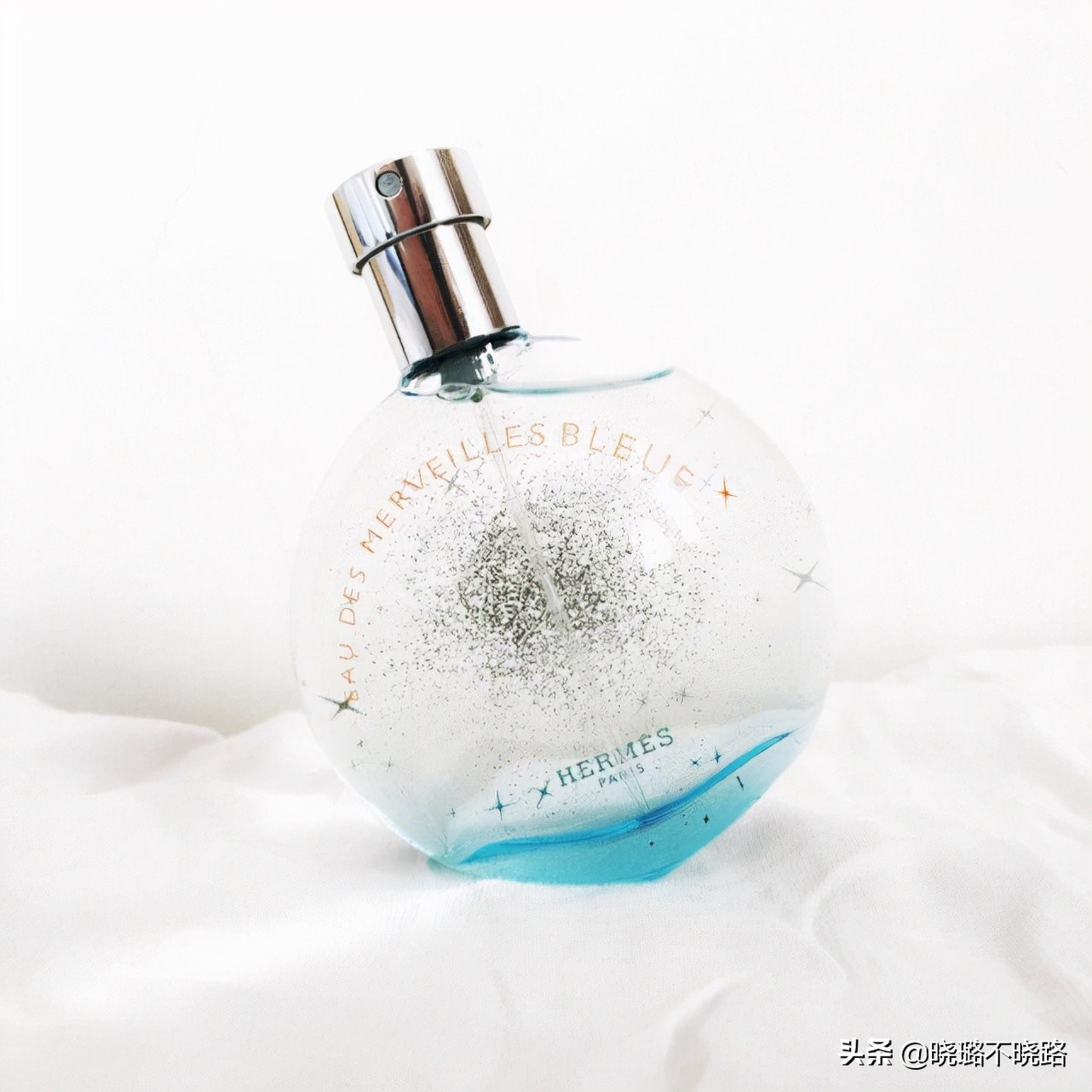 女人喷香水时，尽量别犯这3个“错误”，不然味道易散还难闻