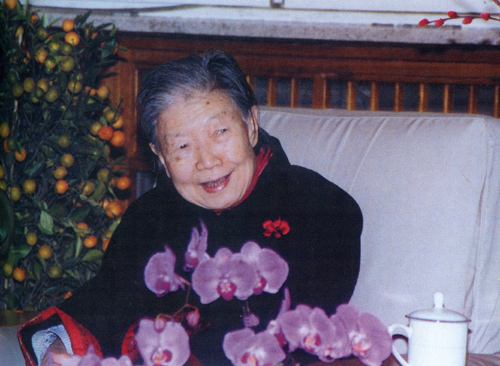 她出生教育世家，其父、兄、夫、子均是名人，*小平邓**曾为其姻缘作诗