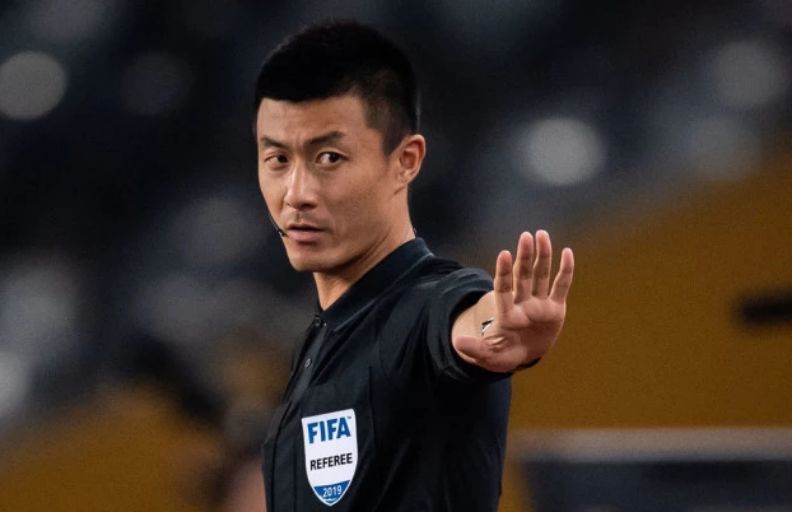 裁判,这球犯规吗?裁判反身一个字:滚!球迷:傅明何“复明”