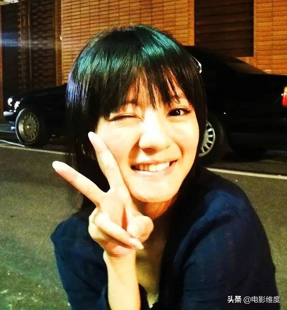 39岁安以轩近照，造型百变可甜可盐，这哪是刚生完孩子的辣妈啊？