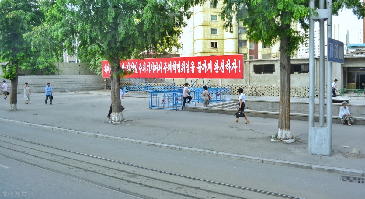 朝鲜街头宣传标语图片,感受朝鲜族的民俗风情