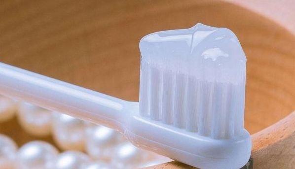 每天刷2次牙还有黑洞？：用“此方法”刷牙，没黑洞才怪呢！