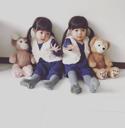 姐妹双胞胎吃豆浆,双胞胎姐妹天天喝牛奶