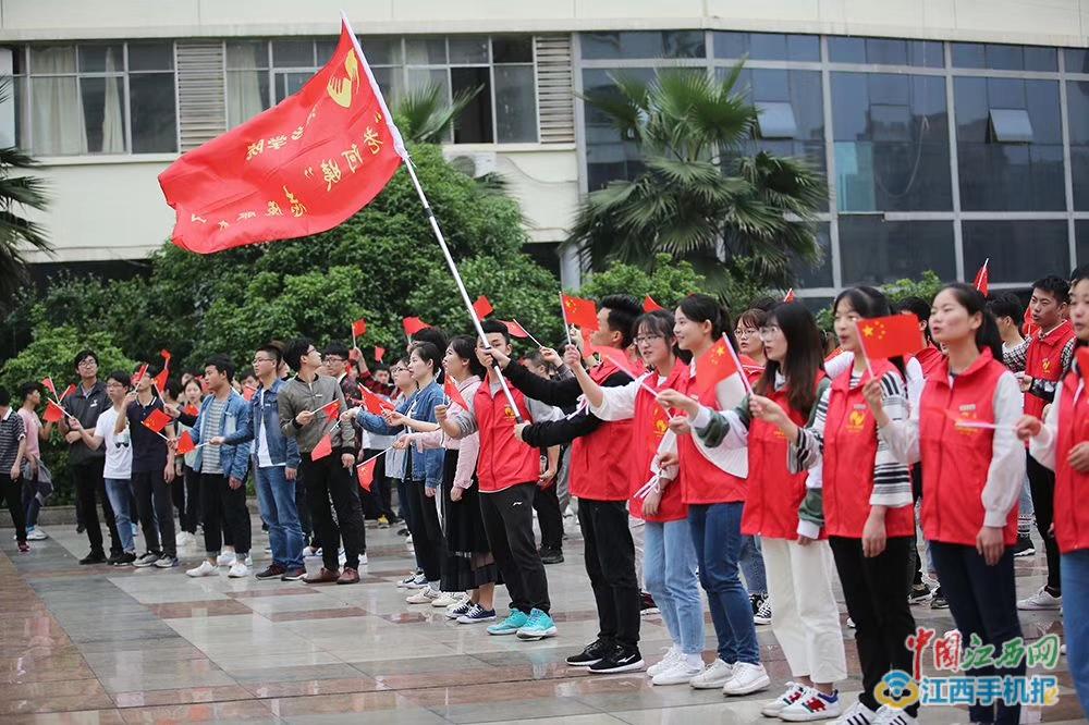 青春飞扬校园里进行爱国快闪,师生共聚一堂歌唱祖国快闪活动