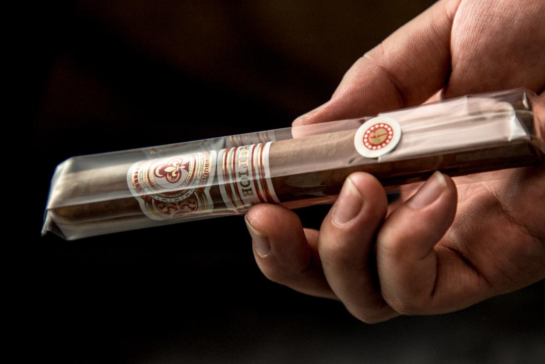雪茄上的玻璃纸要不要撕掉,雪茄外面那层纸是什么
