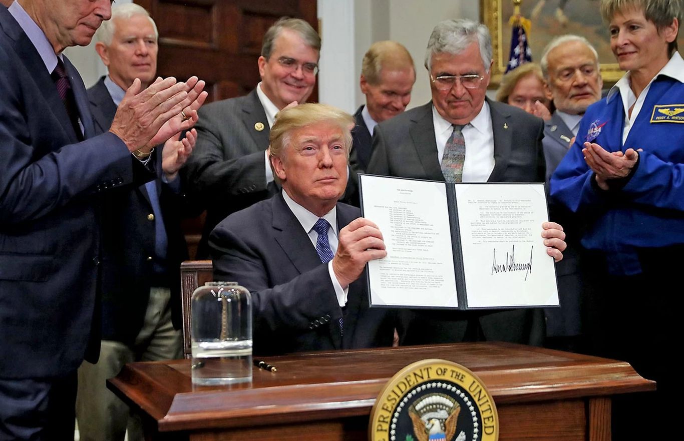 帮助宇航员回到宇宙飞船,帮助宇航员登上月球