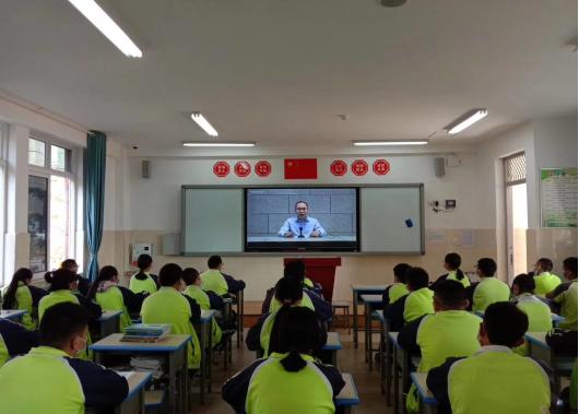 以前的教室黑板vs现在的教室黑板,智慧黑板和智慧记忆黑板