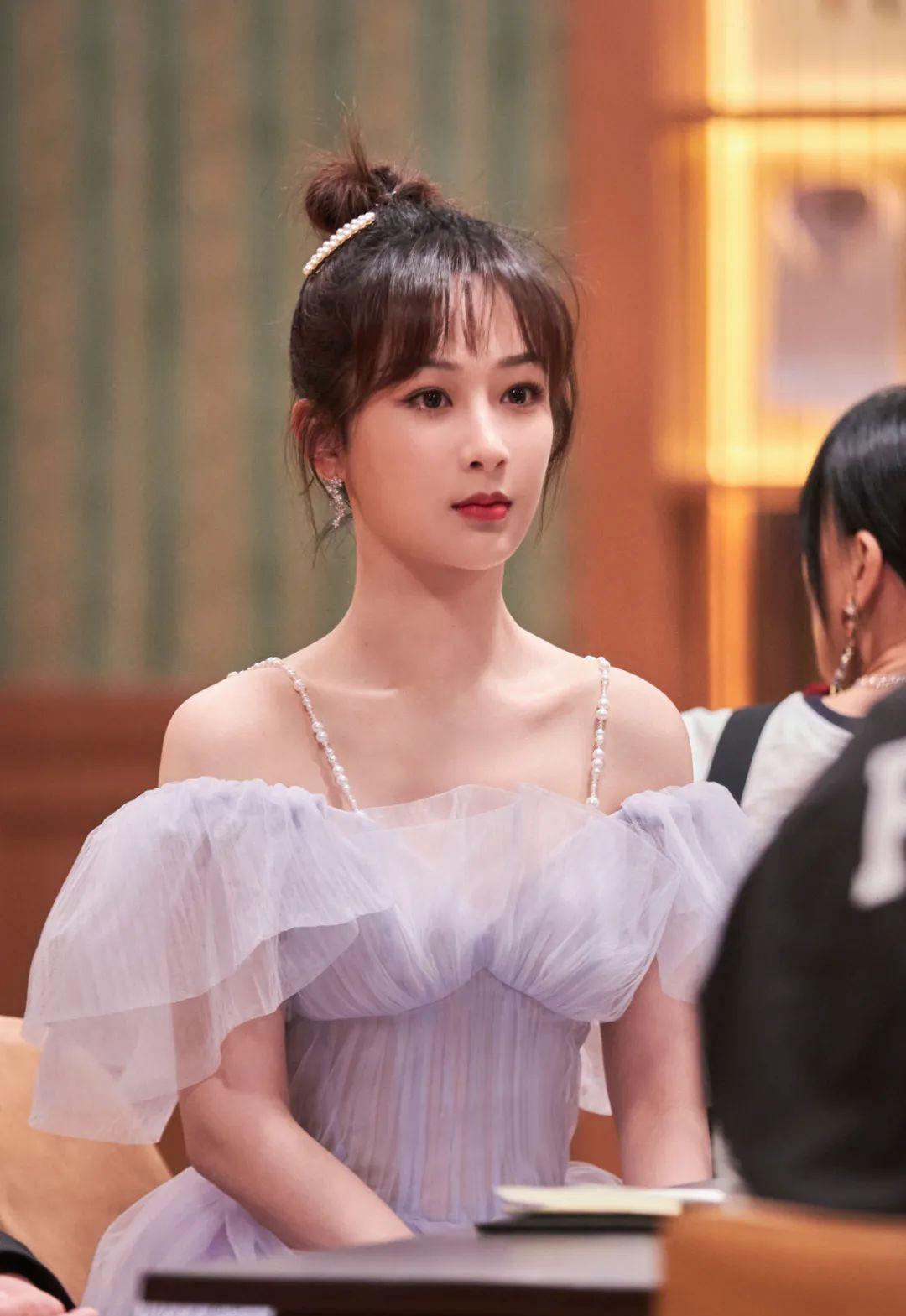 36岁圆脸扎什么发型减龄,胖圆脸适合的中长扎发教程