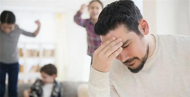 7岁孩子暑假在家光玩手机怎么办,现在孩子们暑假不出门天天玩手机