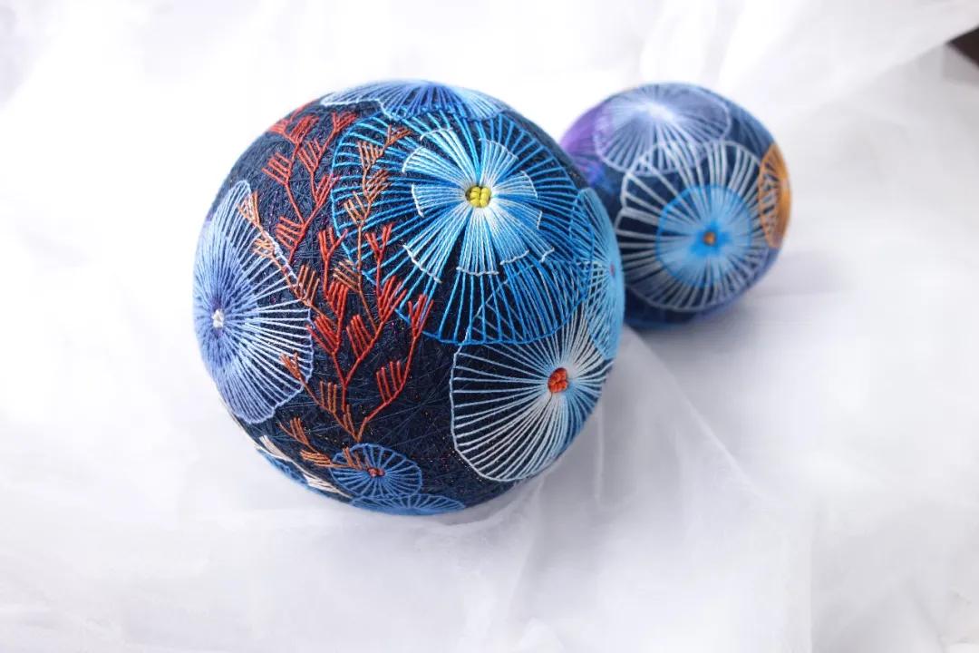 惊艳!“球上刺绣”你见过吗?她在球上绣出二十四节气,无数粉丝为之打call