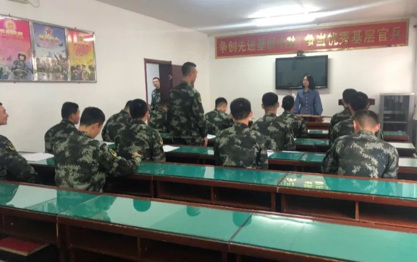 *警武**部队吉他培训班开课了