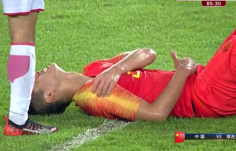 张玉宁帽子戏法助国足终结连败,国足张玉宁被犯规