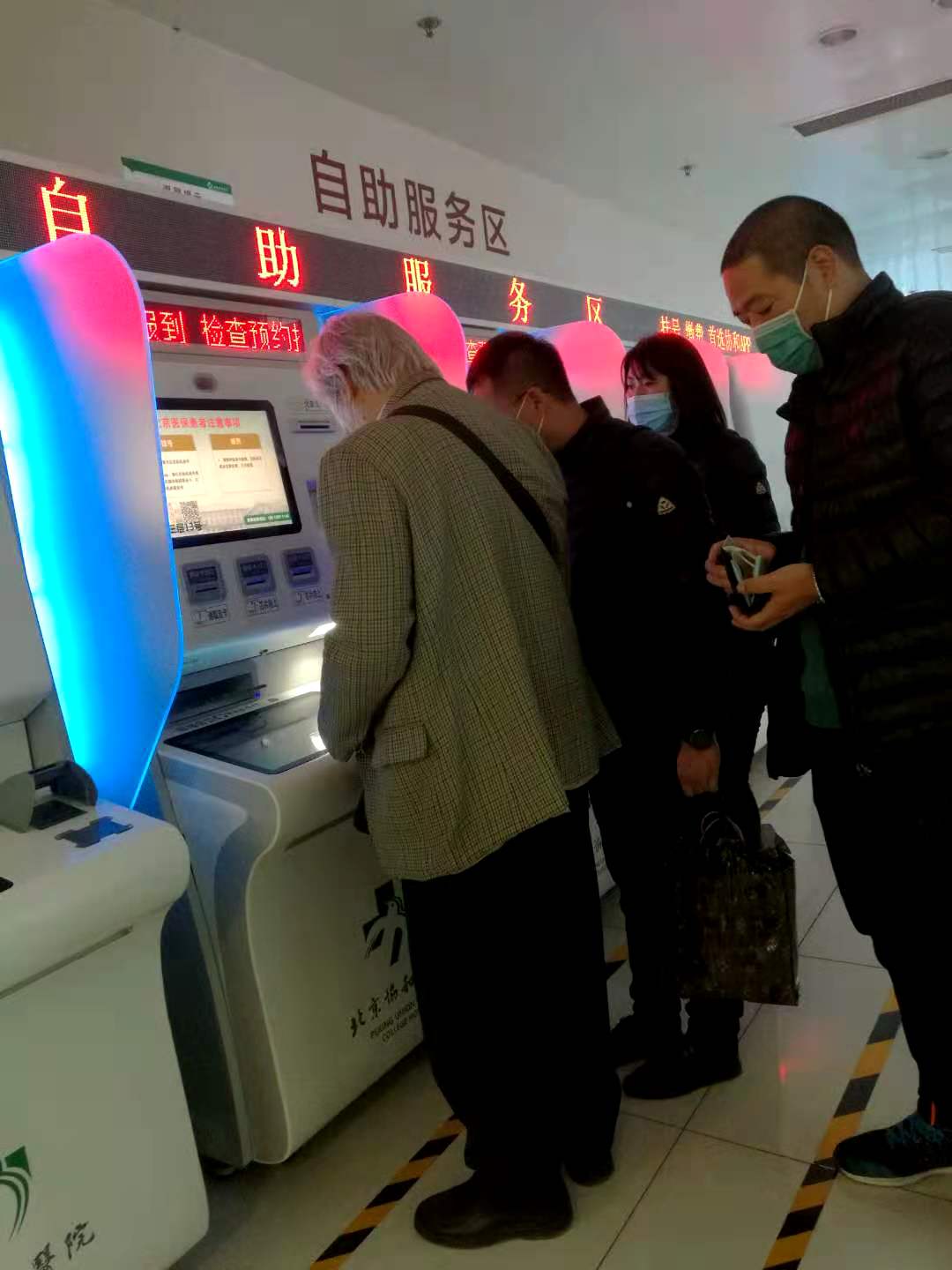 看病有多难，看看门诊大厅的人流，头就大