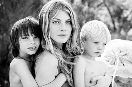 全球最撩超模！一双狐狸媚眼迷倒众生，爆红后却在乡下养鸡？