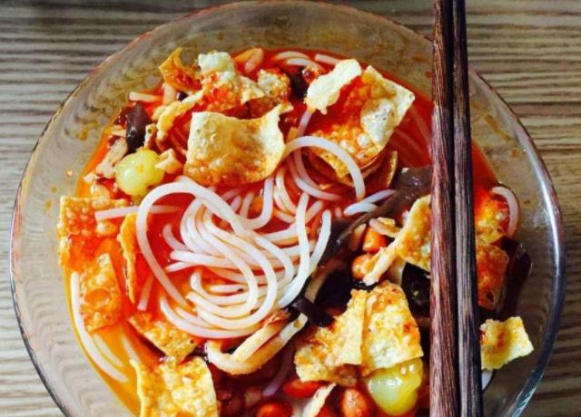 柳州螺蛳粉小吃探店制作过程,地道柳州风味小吃正宗螺蛳粉