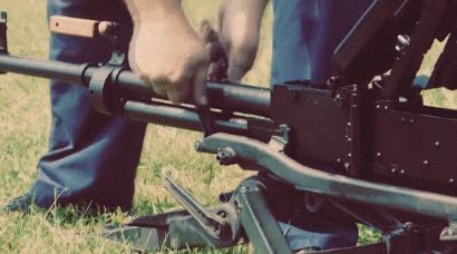 重机枪穿甲弹打穿装甲车,12.7毫米重机枪打装甲车