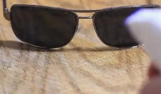 洗皱了的衣服不熨怎么弄平,把衣服熨皱了怎么办