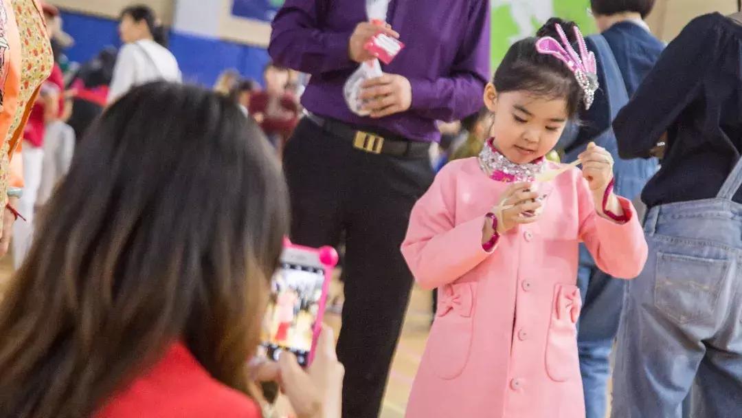 有墨西哥肉卷德国香肠，有棒球运动彩绘走秀，这个学校在干嘛？！