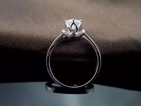 钻石不亮雾蒙蒙是怎么回事,钻石变模糊怎么处理