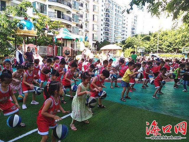 去幼儿园家长更不舍,纠结到底去不去幼儿园