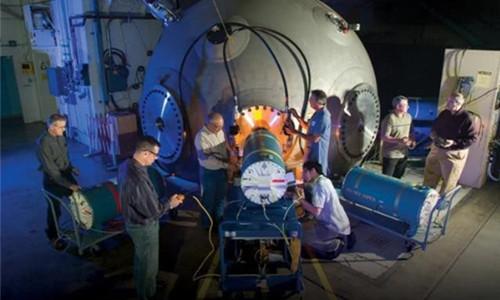 彻底倒向美国，英国脱欧后沦为美国傀儡，砸300亿英镑更换*弹核**头