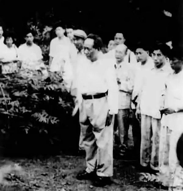 毛主席看到与母亲的合影,激动地用土话问道:咯是从哪里拱出来的