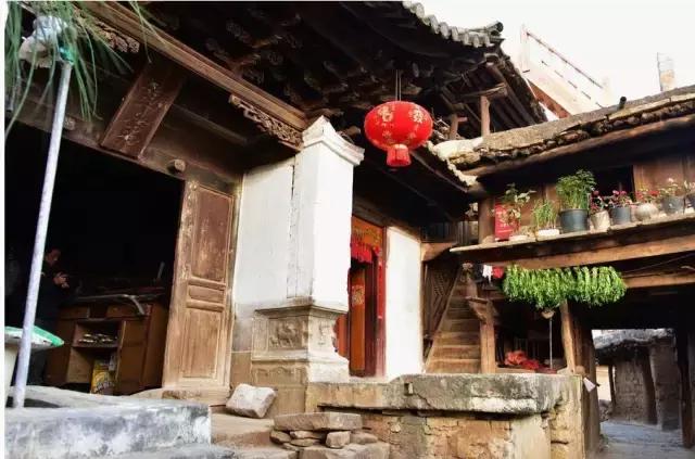 云南这个村子百家相连,一不留神就走到人家房顶上了